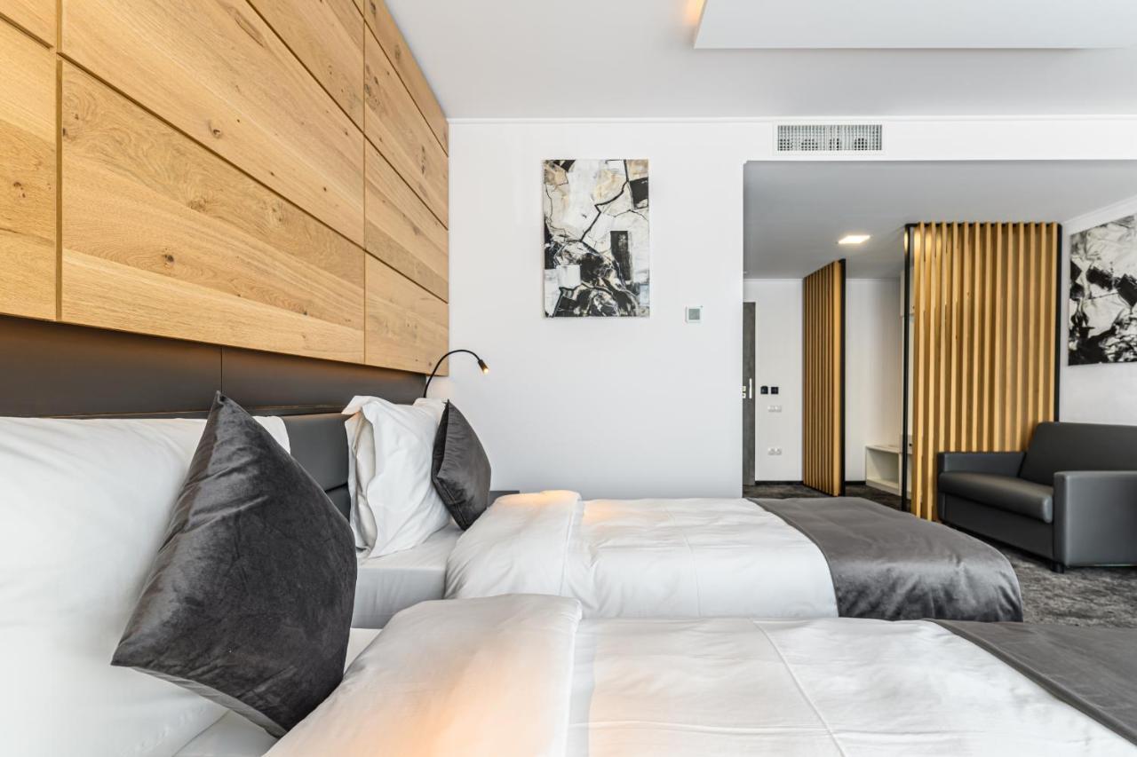 B The Hotel Сфынту-Георге Экстерьер фото
