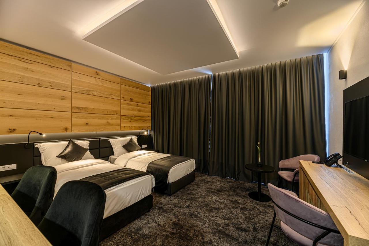B The Hotel Сфынту-Георге Экстерьер фото