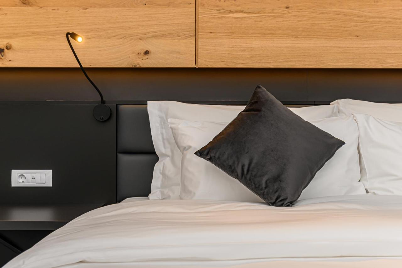 B The Hotel Сфынту-Георге Экстерьер фото