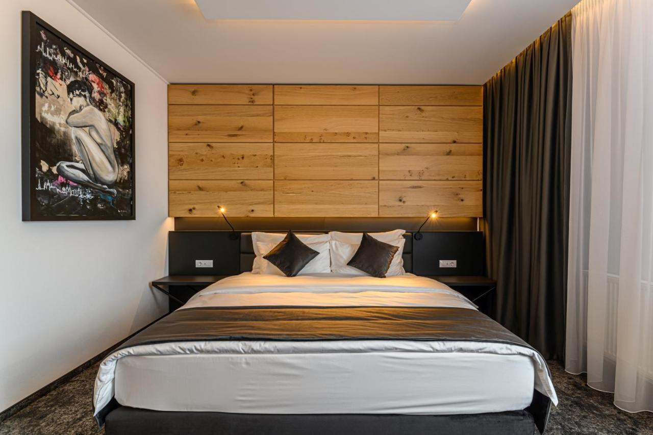 B The Hotel Сфынту-Георге Экстерьер фото