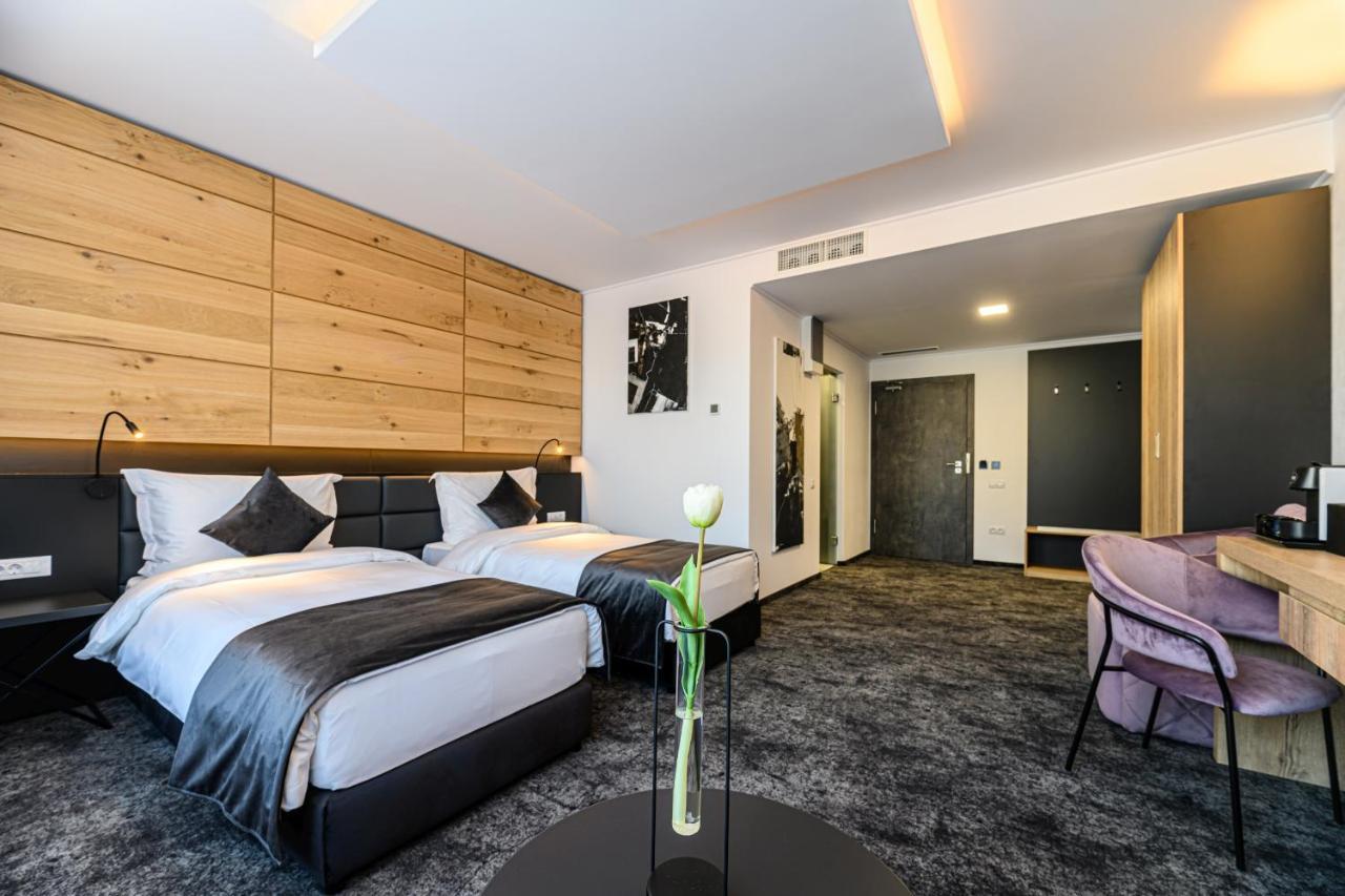 B The Hotel Сфынту-Георге Экстерьер фото