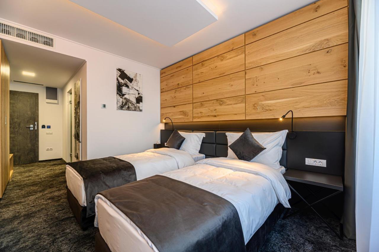 B The Hotel Сфынту-Георге Экстерьер фото