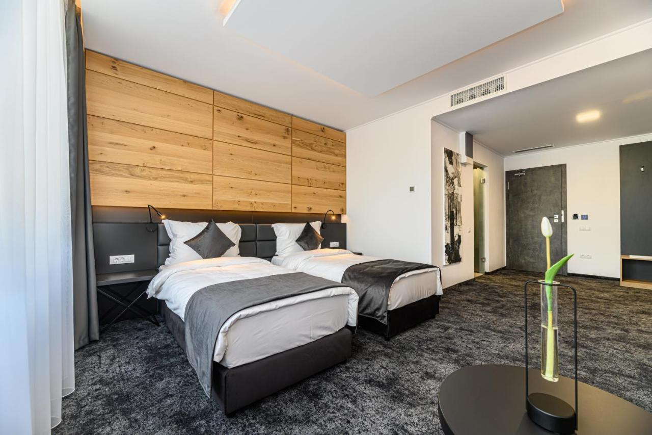 B The Hotel Сфынту-Георге Экстерьер фото