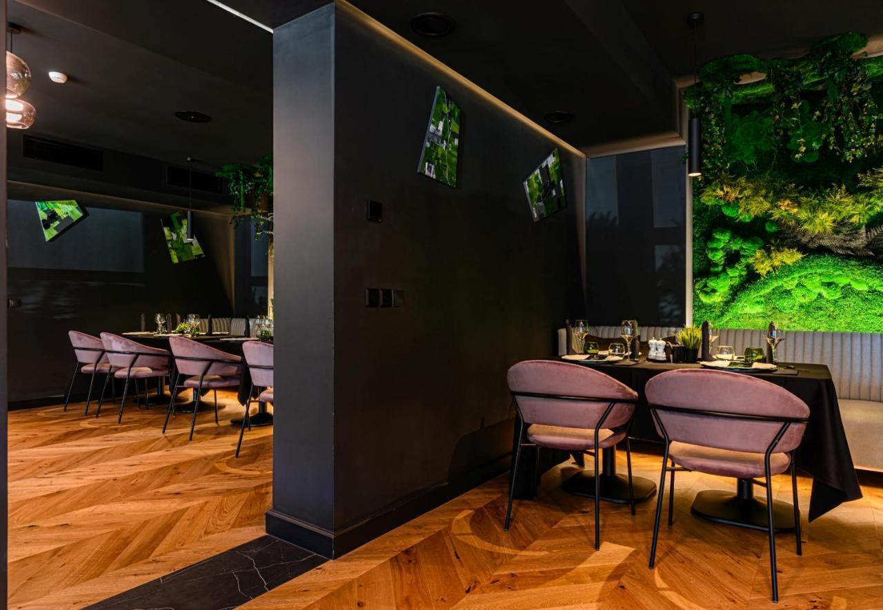 B The Hotel Сфынту-Георге Экстерьер фото