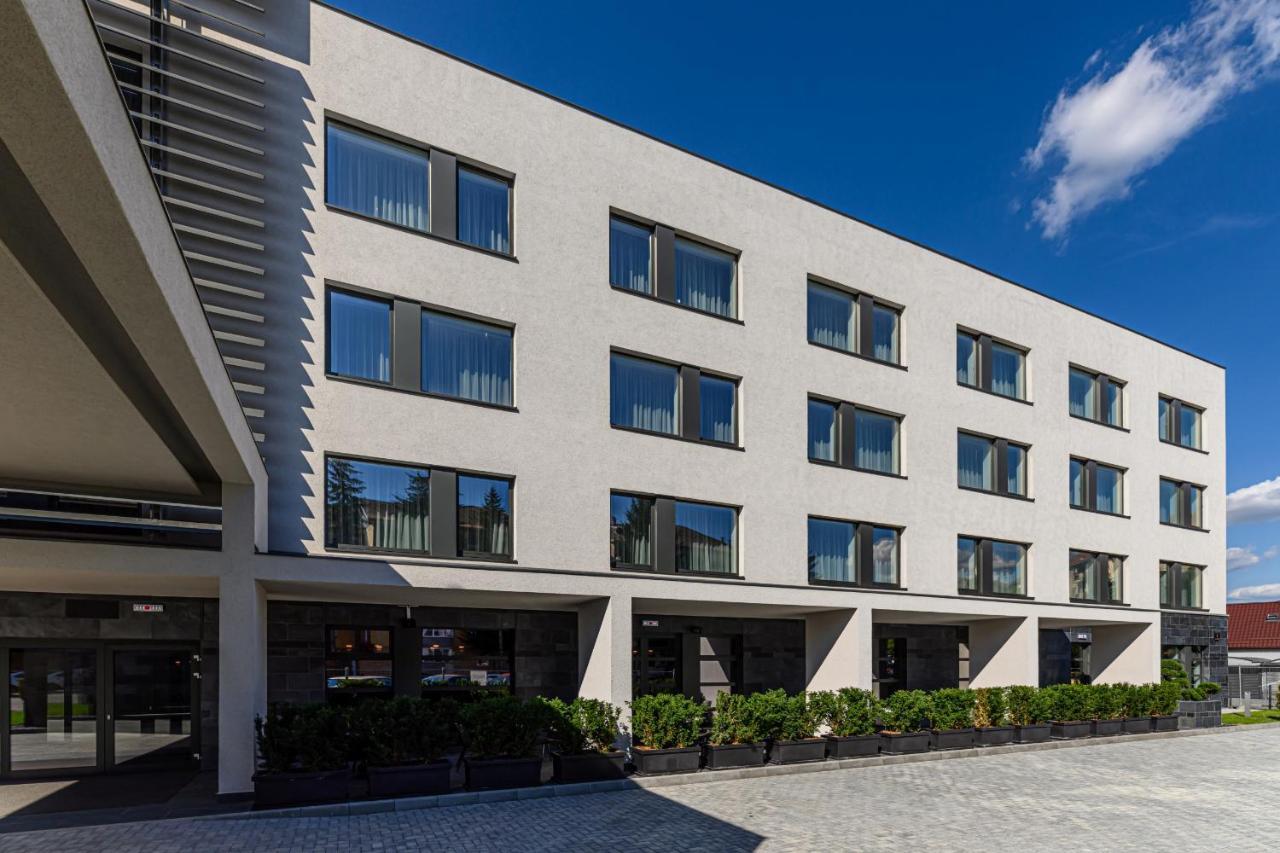 B The Hotel Сфынту-Георге Экстерьер фото