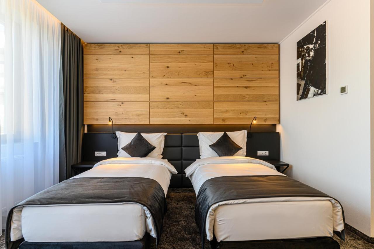 B The Hotel Сфынту-Георге Экстерьер фото